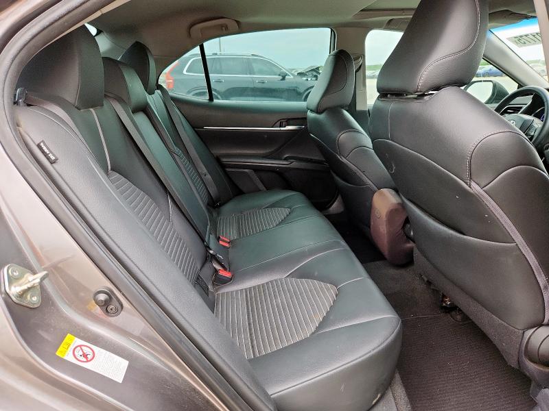 4T1B11HK0JU095795 - 2018 TOYOTA CAMRY L 灰色 照片 10