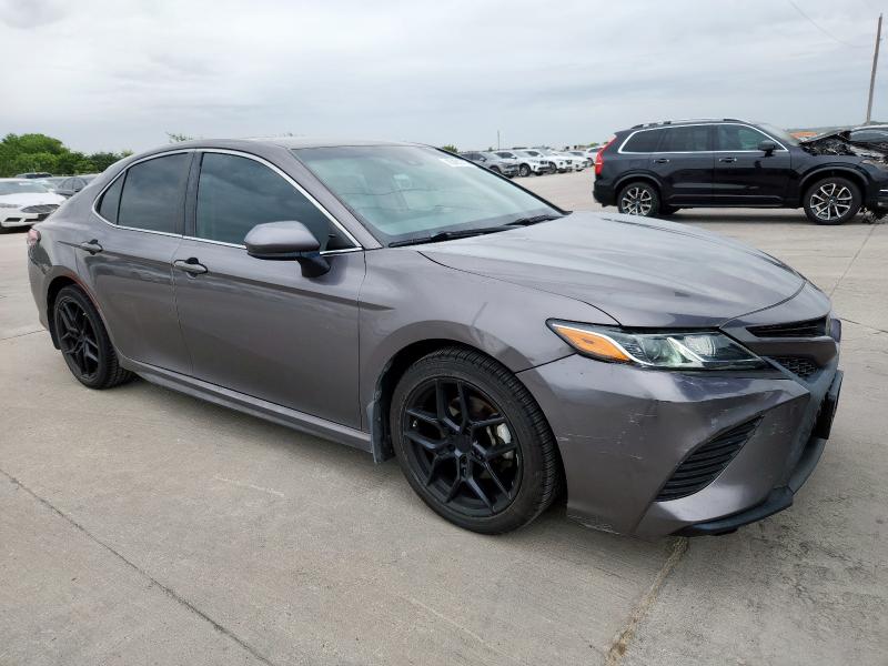 4T1B11HK0JU095795 - 2018 TOYOTA CAMRY L 灰色 照片 4