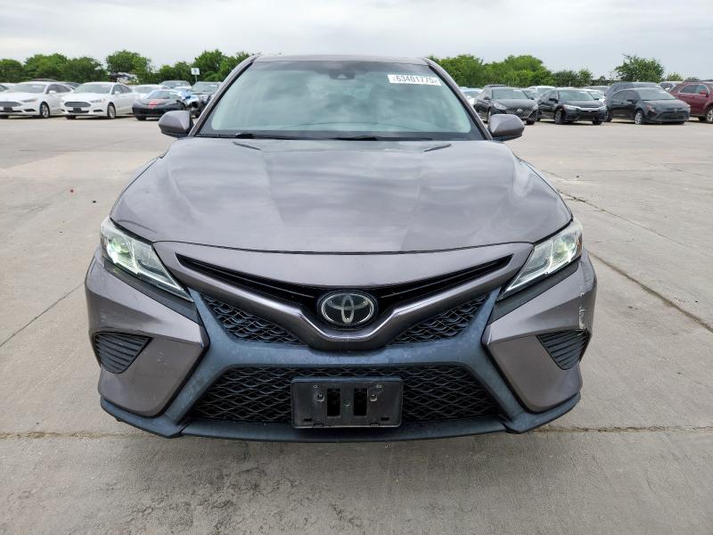 4T1B11HK0JU095795 - 2018 TOYOTA CAMRY L 灰色 照片 5