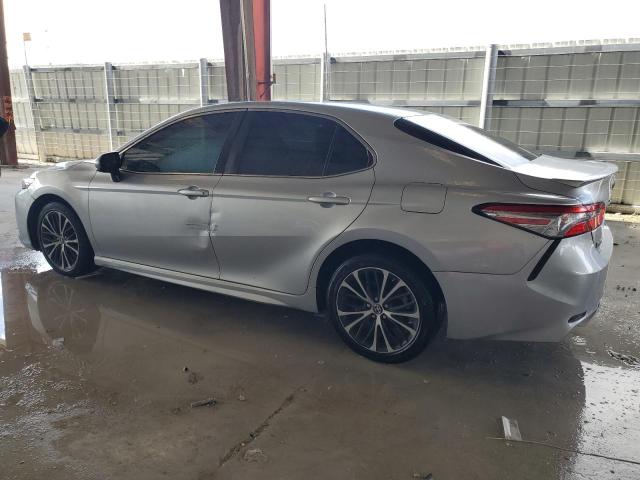 4T1B11HK9JU551096 - 2018 TOYOTA CAMRY L SILVER photo 2