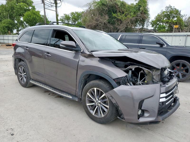 5TDKZRFH8JS542106 - 2018 TOYOTA HIGHLANDER SE Сірий фото 4