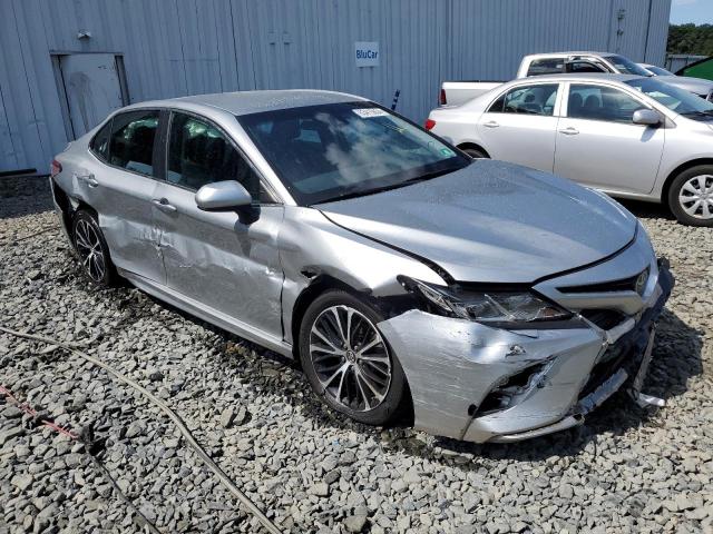 4T1B11HK9JU633426 - 2018 TOYOTA CAMRY L SILVER photo 4