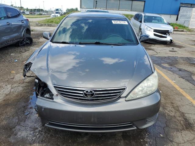 4T1BE30K05U586210 - 2005 TOYOTA CAMRY LE GRAY photo 5