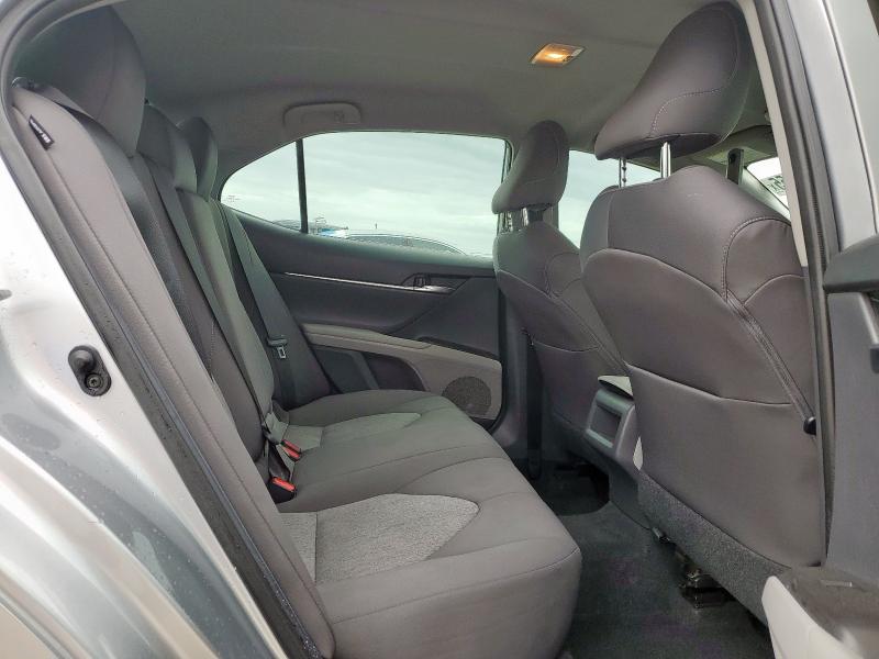 4T1C11AK2MU587618 - 2021 TOYOTA CAMRY LE 银色 照片 10