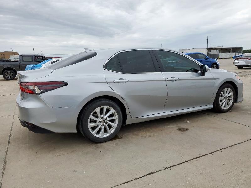 4T1C11AK2MU587618 - 2021 TOYOTA CAMRY LE 银色 照片 3
