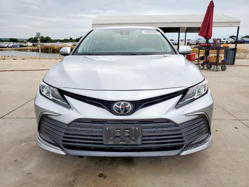 4T1C11AK2MU587618 - 2021 TOYOTA CAMRY LE 银色 照片 5