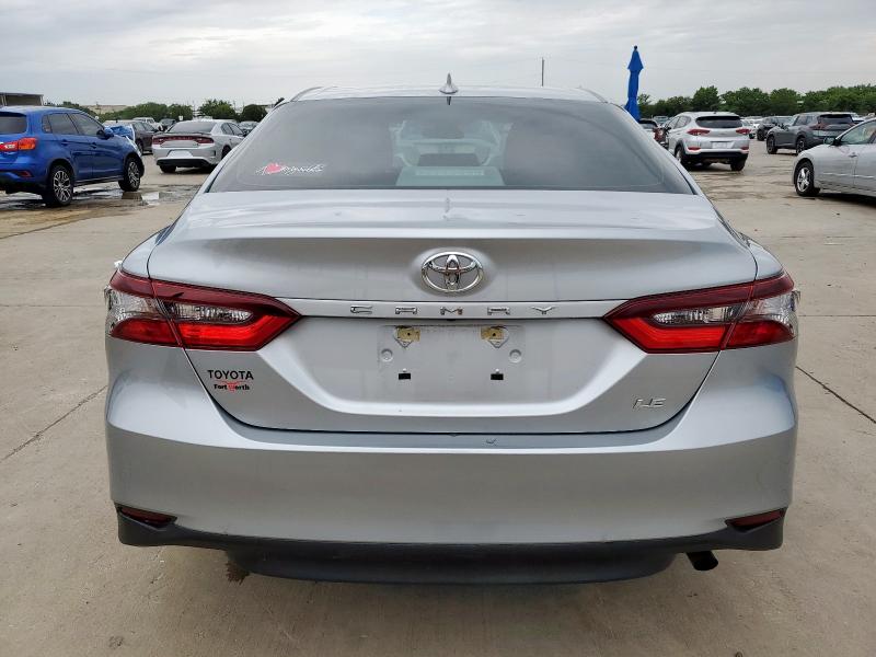 4T1C11AK2MU587618 - 2021 TOYOTA CAMRY LE 银色 照片 6