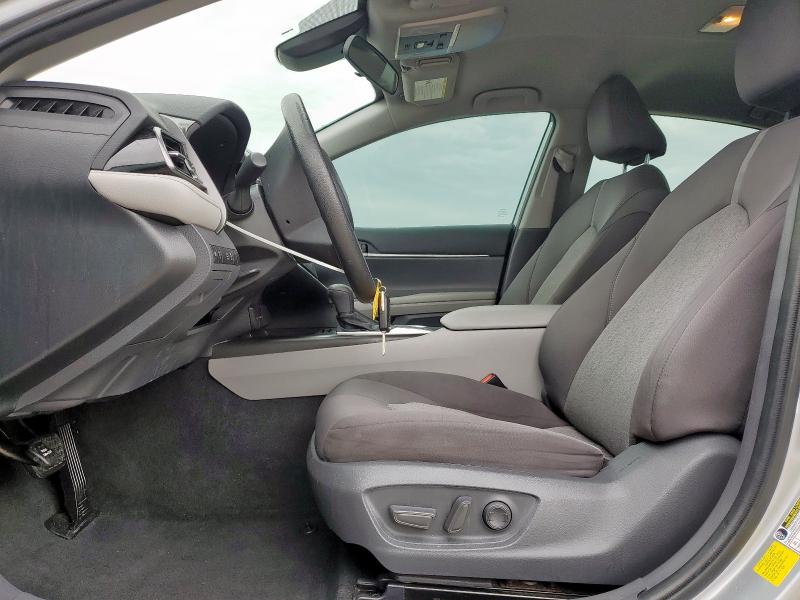 4T1C11AK2MU587618 - 2021 TOYOTA CAMRY LE 银色 照片 7