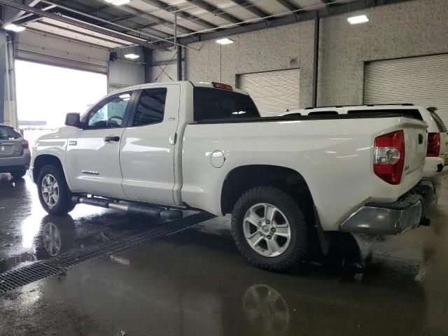 5TFUW5F1XGX580016 - 2016 TOYOTA TUNDRA DOUBLE CAB SR WHITE photo 2