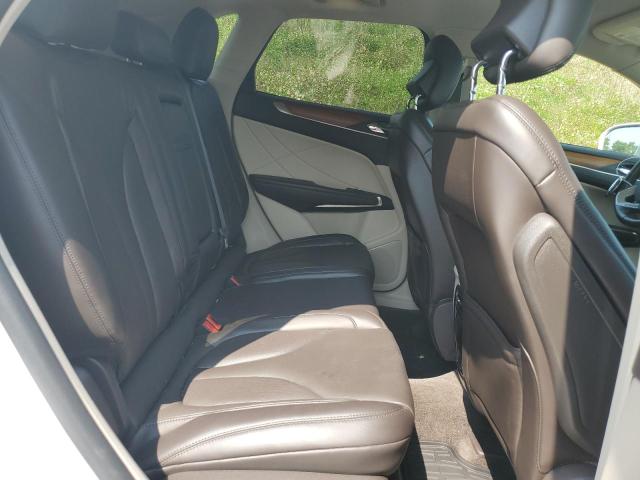 5LMCJ2D98HUL44834 - 2017 LINCOLN MKC SELECT Biały zdjęcie 11