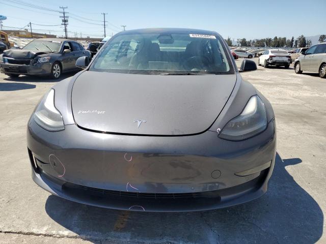 5YJ3E1EAXNF295722 - 2022 TESLA MODEL 3 ნაცრისფერი ფოტო 5