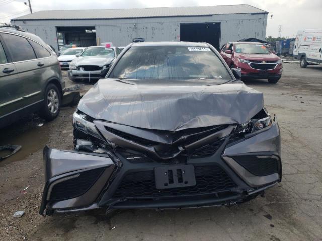 4T1G31AK5PU607120 - 2023 TOYOTA CAMRY SE NIGHT SHADE GRAY photo 5