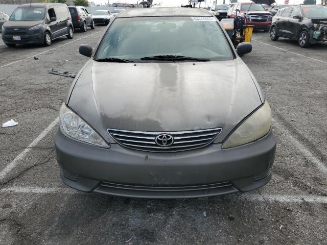 4T1BE32KX5U545788 - 2005 TOYOTA CAMRY LE ნაცრისფერი ფოტო 5