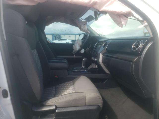 5TFRY5F1XKX251910 - 2019 TOYOTA TUNDRA DOUBLE CAB SR/SR5 WHITE photo 5