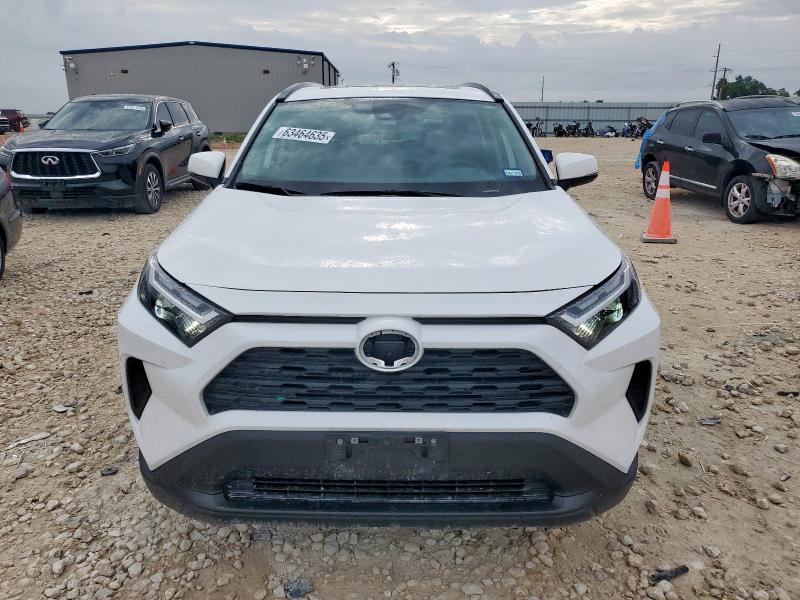 2T3W1RFV7PW256611 - 2023 TOYOTA RAV4 XLE WHITE photo 5