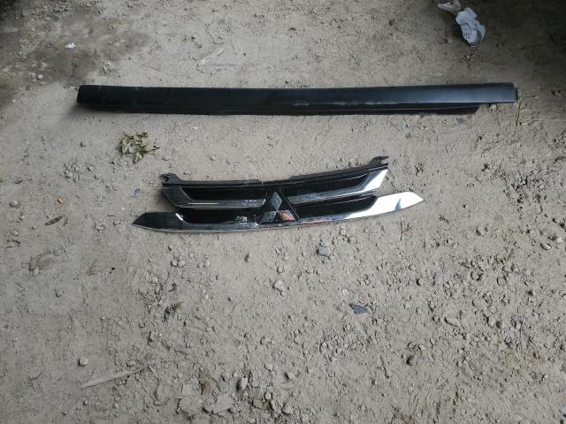 JA4AD3A3XJZ020265 - 2018 MITSUBISHI OUTLANDER SE WHITE photo 13