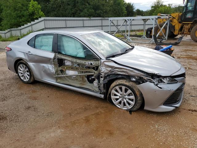 4T1B11HK8JU036722 - 2018 TOYOTA CAMRY L SILVER photo 4