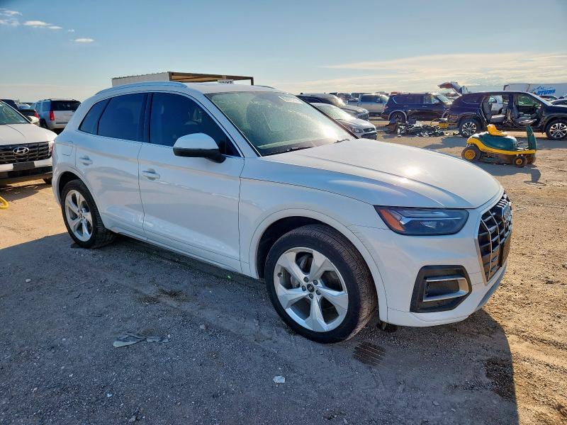 WA1BAAFY1M2104980 - 2021 AUDI Q5 PREMIUM PLUS WHITE photo 4