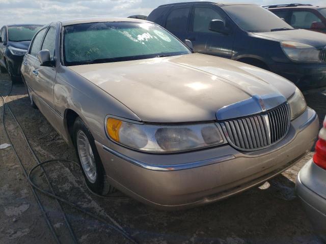 1LNFM81W0WY698941 - 1998 LINCOLN TOWN CAR EXECUTIVE BEIGE photo 1