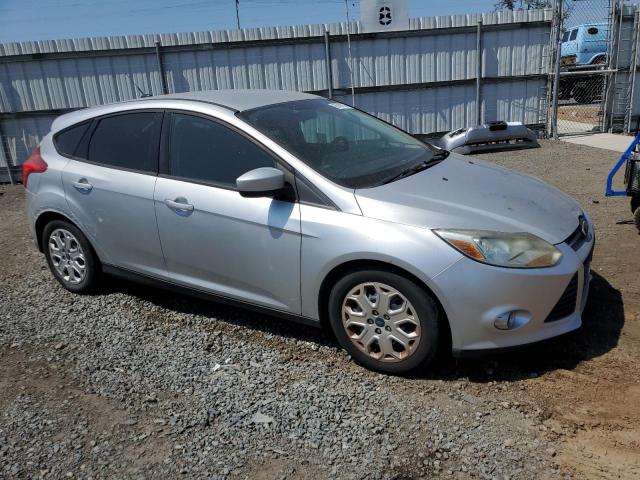 1FAHP3K29CL257746 - 2012 FORD FOCUS SE SILVER photo 4