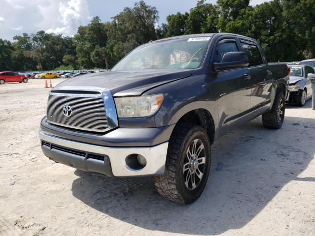 5TFEY5F10DX135021 - 2013 TOYOTA TUNDRA CREWMAX SR5 GRAY photo 2