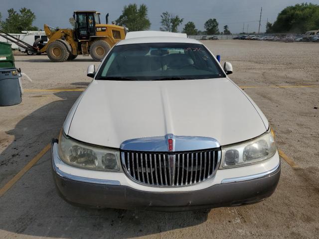 1LNHM82W42Y628490 - 2002 LINCOLN TOWN CAR SIGNATURE WHITE photo 5