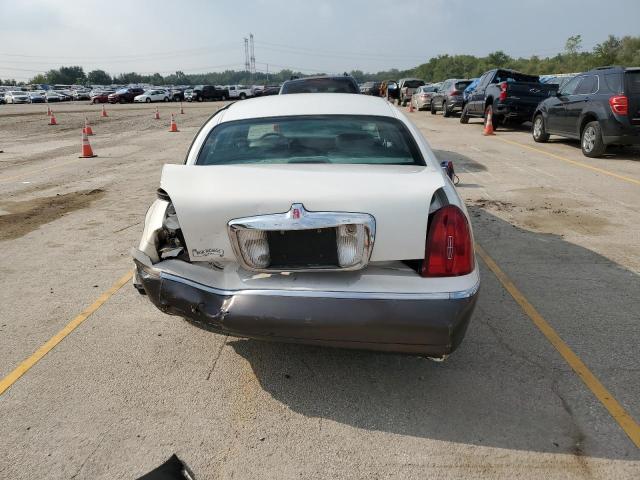 1LNHM82W42Y628490 - 2002 LINCOLN TOWN CAR SIGNATURE WHITE photo 6