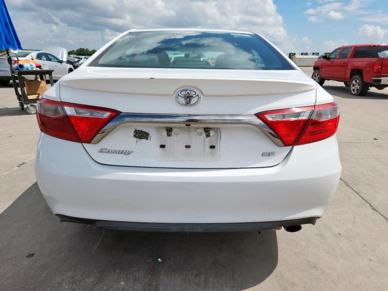 4T1BF1FK8FU977390 - 2015 TOYOTA CAMRY SE LE 白色 照片 6