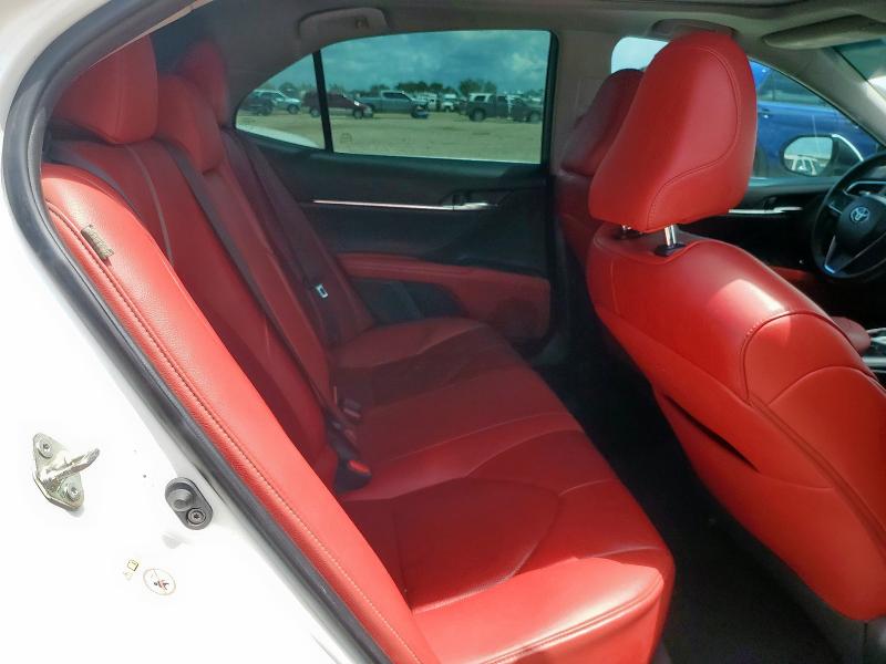 4T1BZ1HK1JU019169 - 2018 TOYOTA CAMRY XSE WHITE photo 10