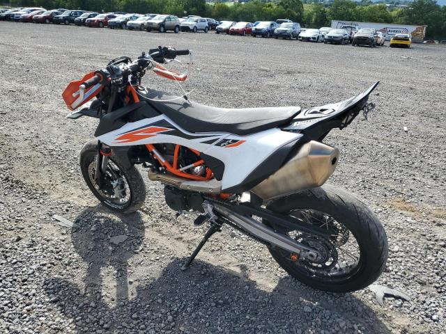 VBKLSV402LM786264 - 2020 KTM 690 SMC R WHITE photo 3