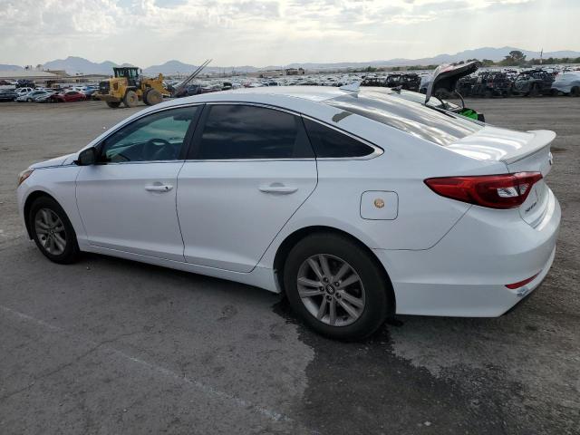 5NPE24AF3FH030972 - 2015 HYUNDAI SONATA SE WHITE photo 2