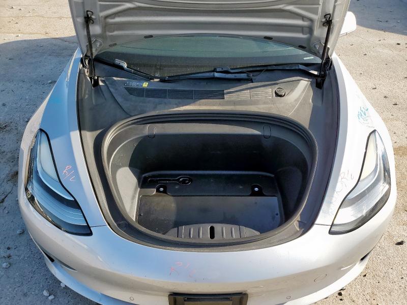 5YJ3E1EA5JF060722 - 2018 TESLA MODEL 3 Күміс фото 11