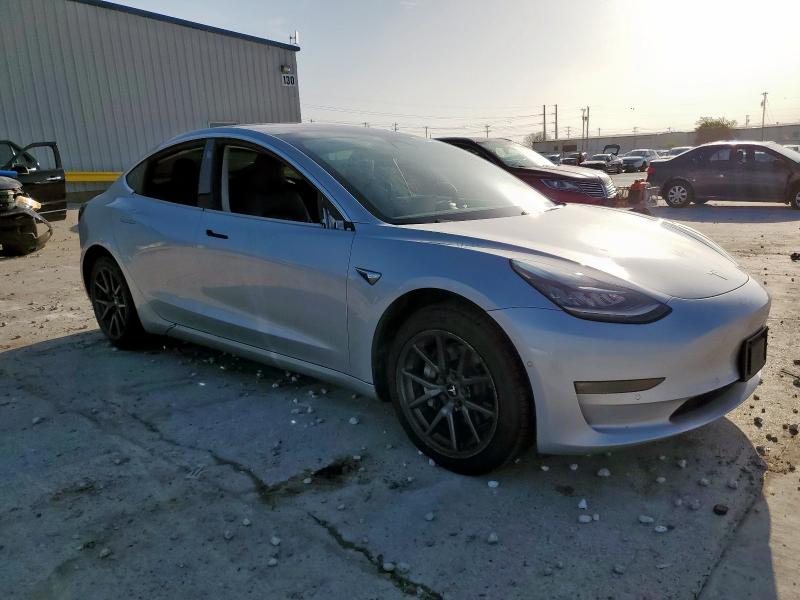 5YJ3E1EA5JF060722 - 2018 TESLA MODEL 3 Күміс фото 4