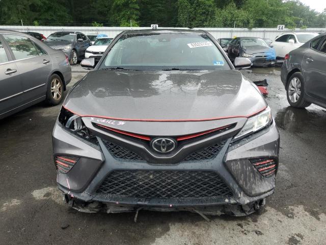 4T1B11HK1JU009944 - 2018 TOYOTA CAMRY L ნაცრისფერი ფოტო 5