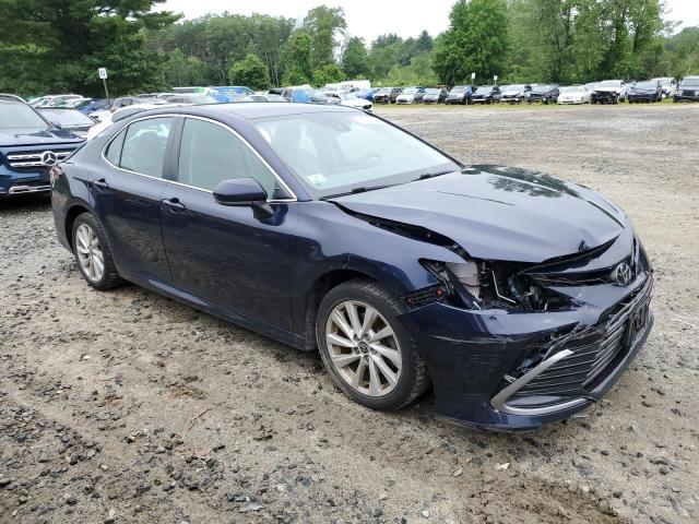 4T1C11AK5MU487366 - 2021 TOYOTA CAMRY LE BLUE photo 4