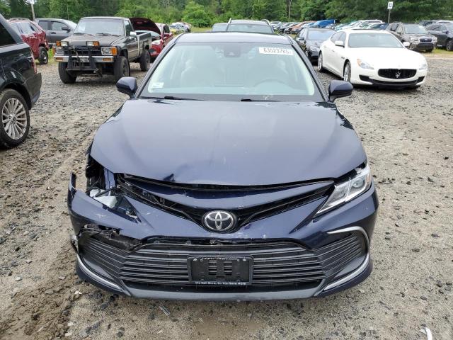 4T1C11AK5MU487366 - 2021 TOYOTA CAMRY LE BLUE photo 5