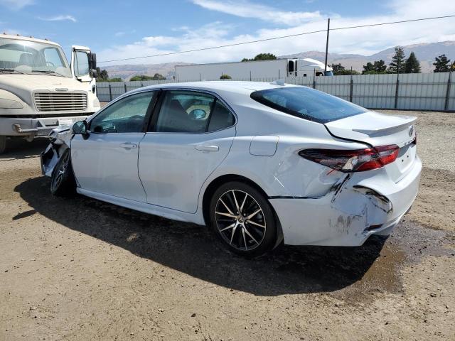 4T1G11AKXPU150620 - 2023 TOYOTA CAMRY SE NIGHT SHADE WHITE photo 2