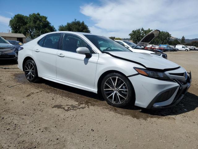 4T1G11AKXPU150620 - 2023 TOYOTA CAMRY SE NIGHT SHADE WHITE photo 4
