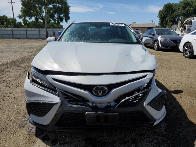 4T1G11AKXPU150620 - 2023 TOYOTA CAMRY SE NIGHT SHADE WHITE photo 5