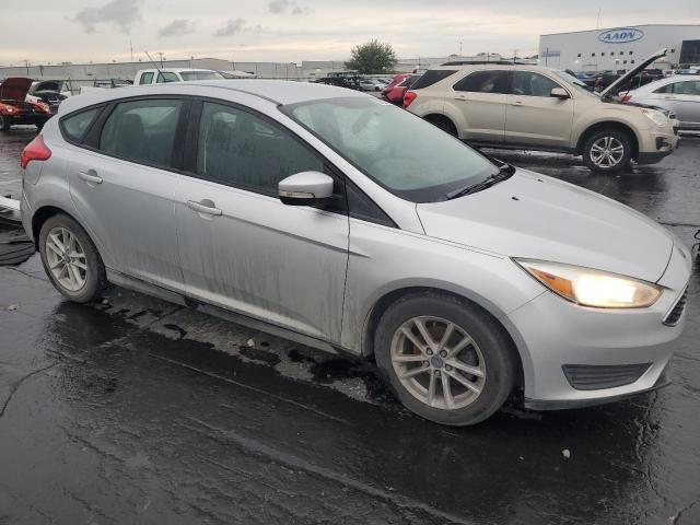 1FADP3K22JL330516 - 2018 FORD FOCUS SE SILVER photo 4