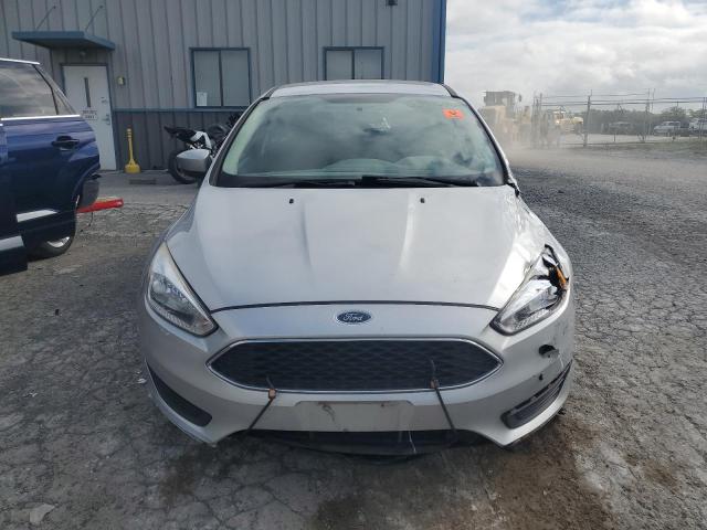 1FADP3K27JL231304 - 2018 FORD FOCUS SE Silber Foto 5