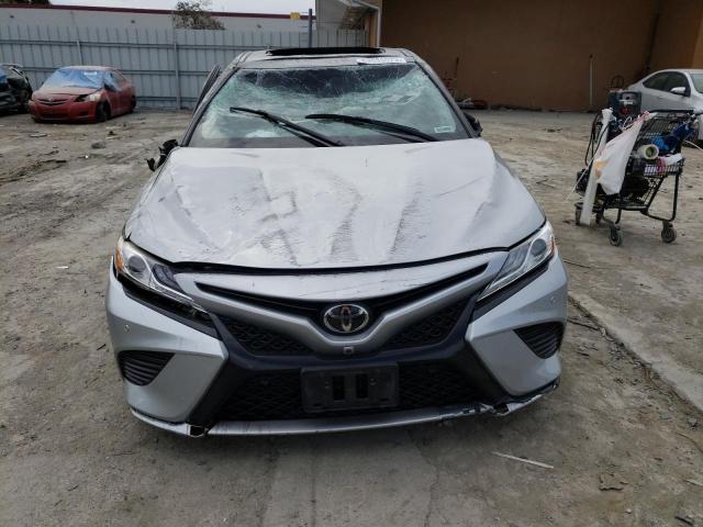 4T1KZ1AKXLU033228 - 2020 TOYOTA CAMRY TRD GRAY photo 5