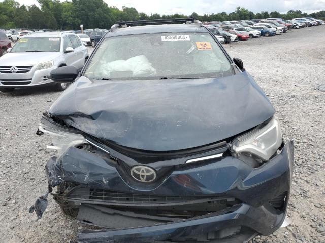 2T3BFREV9JW727165 - 2018 TOYOTA RAV4 LE ლურჯი ფოტო 5