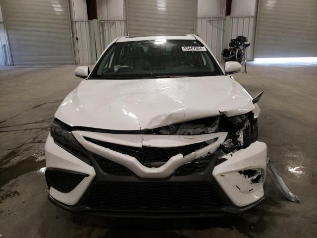 4T1S11AK6PU148213 - 2023 TOYOTA CAMRY SE NIGHT SHADE WHITE photo 5