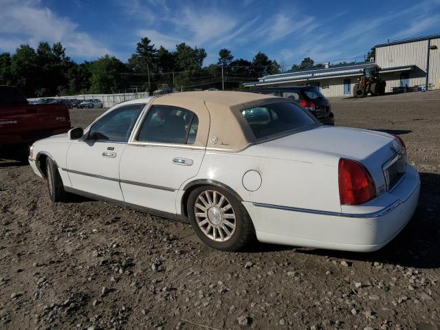 1LNHM82W43Y701164 - 2003 LINCOLN TOWN CAR SIGNATURE WHITE photo 2