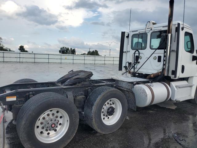 1FUGGEDV4GLHB3951 - 2016 FREIGHTLINER CASCADIA 1 WHITE photo 6