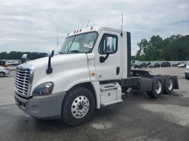 1FUGGEDV6JLHB4056 - 2018 FREIGHTLINER CASCADIA 1 თეთრი ფოტო 2