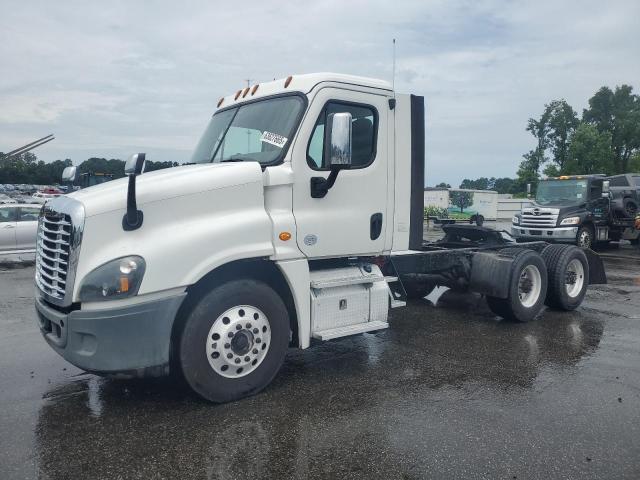 1FUGGEDV6KLHB4155 - 2019 FREIGHTLINER CASCADIA 1 WHITE photo 2