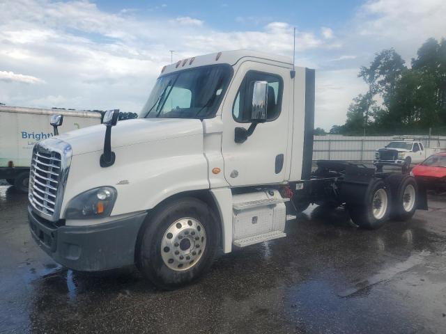 1FUGGEDVXKLHB4160 - 2019 FREIGHTLINER CASCADIA 1 WHITE photo 2