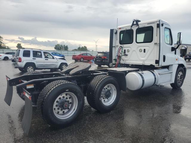 1FUGGEDVXKLHB4160 - 2019 FREIGHTLINER CASCADIA 1 WHITE photo 4